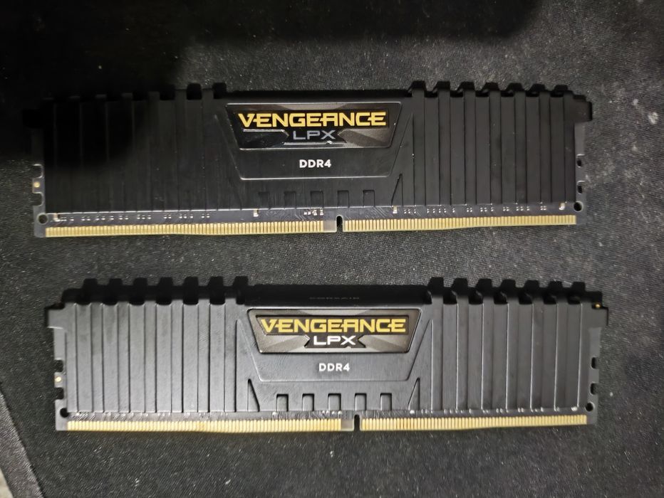 Memorie RAM 2x16 3200mhz Corsair Vengeance LPX