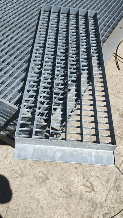 Grătare grilaje și trepte zincate pentru scări metalice