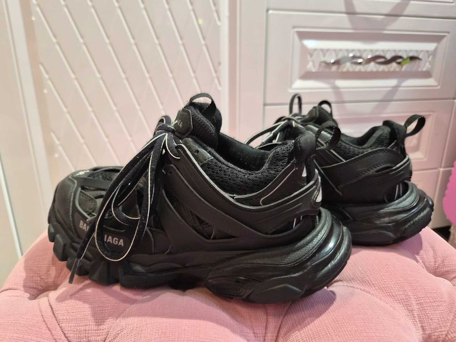 Продавам дамски обувки Balenciaga Trak
