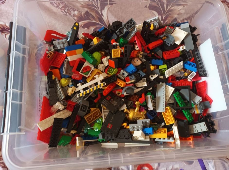 Vând două cutii cu piese lego,personaje Star Wars