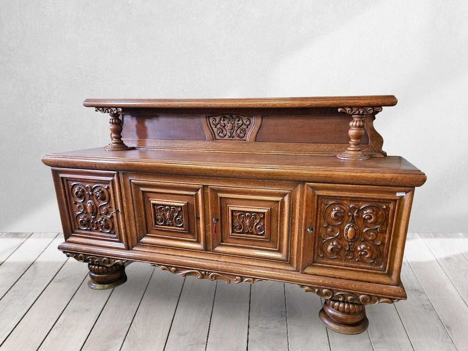 Резбован шкаф витрина от дъбов масив на две части