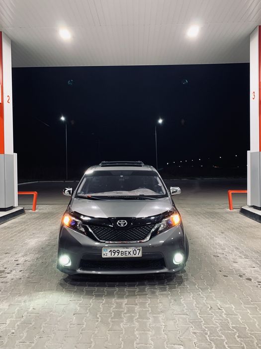 Toyota sienna 2011
