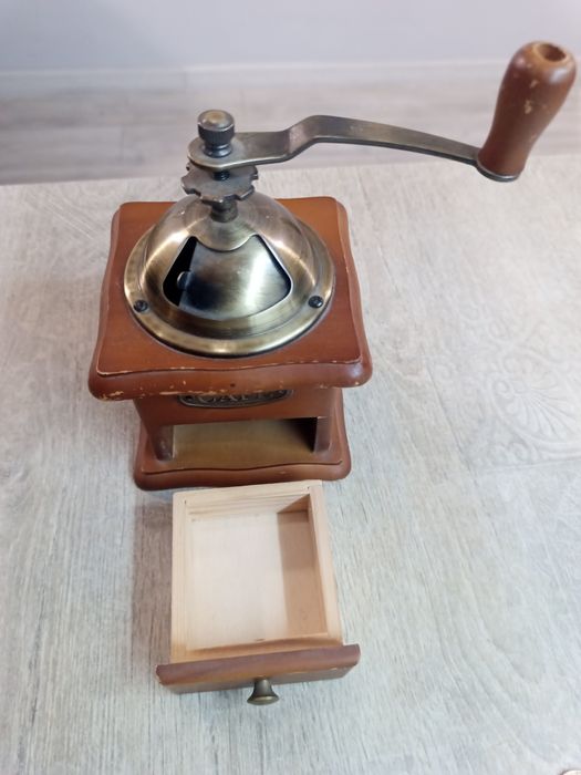 Винтидж Ръчна Кафемелачка - Автентичен Аромат и Стил