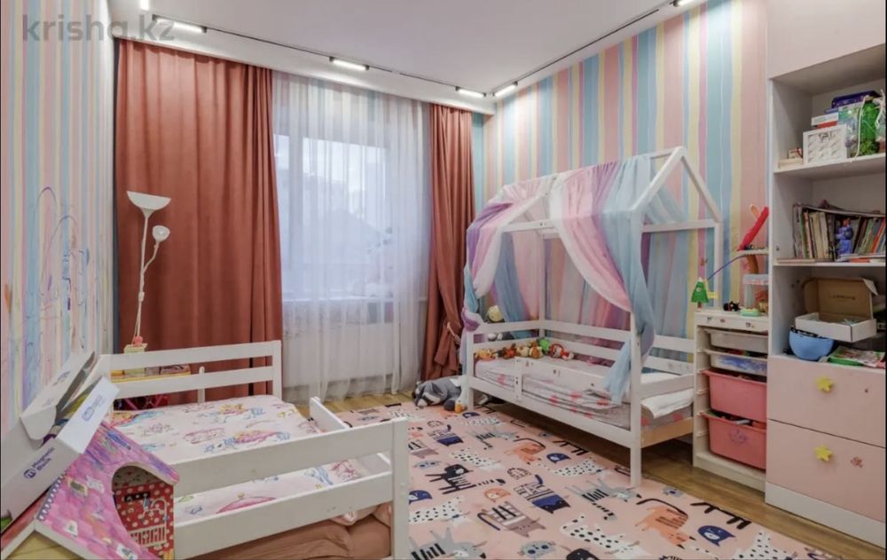 Детские кровати и шкаф