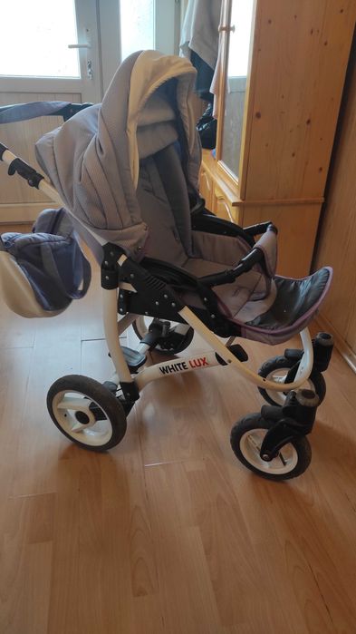 Бебешка количка в бяло и лилаво