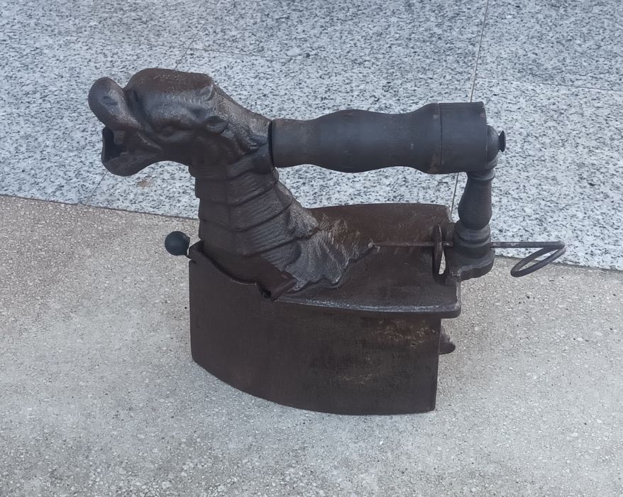 Fier vechi de călcat, cu Horn