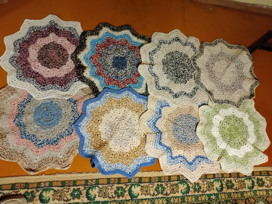 Сидушки вязаные цветные