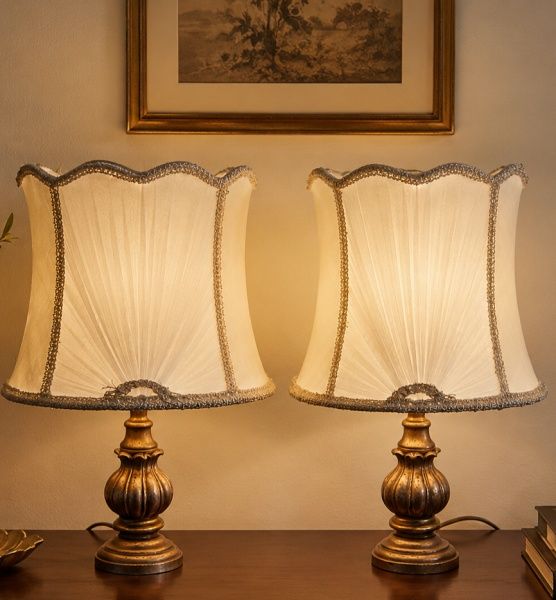 Acest set elegant de 2 candelabre vechi în stil francez Empire este o achiziție deosebită pentru casa dumneavoastră.