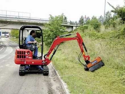 Tocator vegetatie miniexcavator de la 2,5 tone
