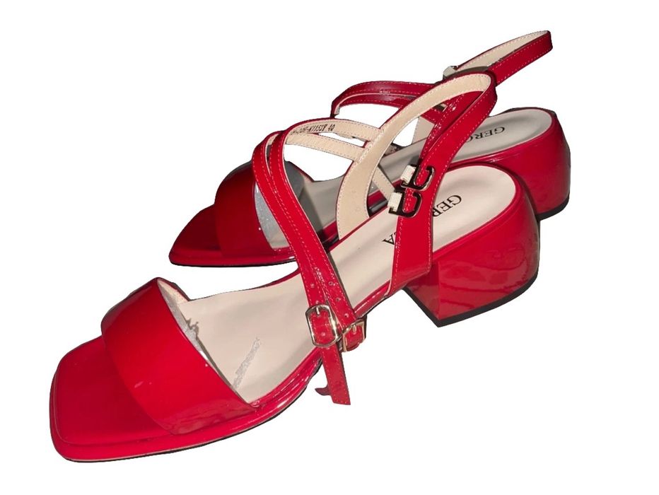 Красные босоножки