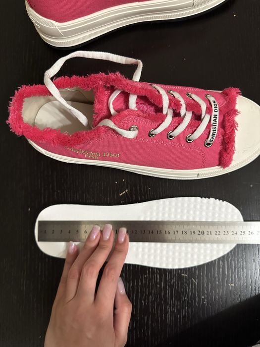 Босоножки и кеды.