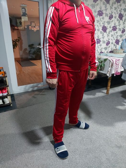 Vând trening adidas original în stre ca nou doar probat mărimea xl se