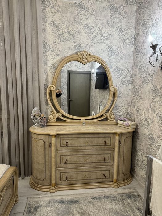 Продается итальянский гарнитур .