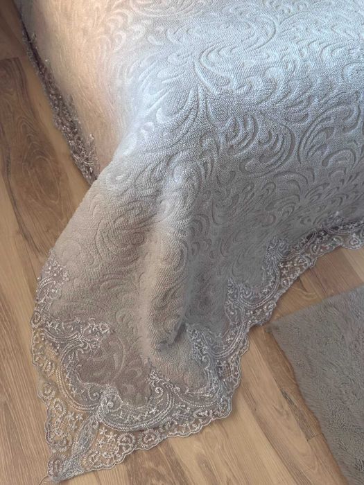 Cuvertură de pat cu model elegant – foarte bine întreținută