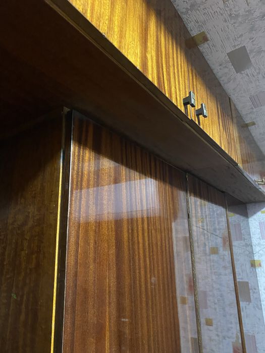 Шкаф лакированный сотилади