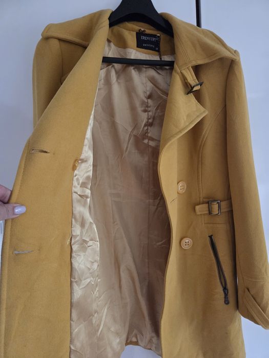 Красиво жълто палто