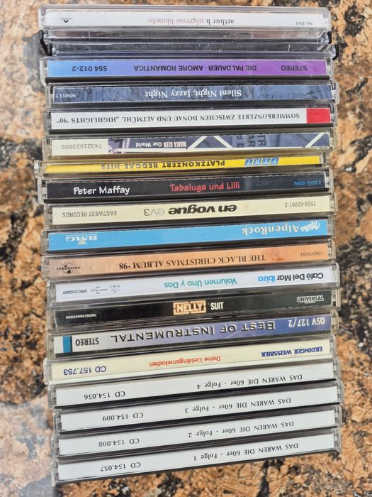 Vând 20 CD muzica ușoară mixtă straina artisti  internationali

- Tot