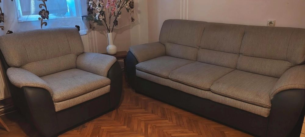 Canapele în stare impecabilă.