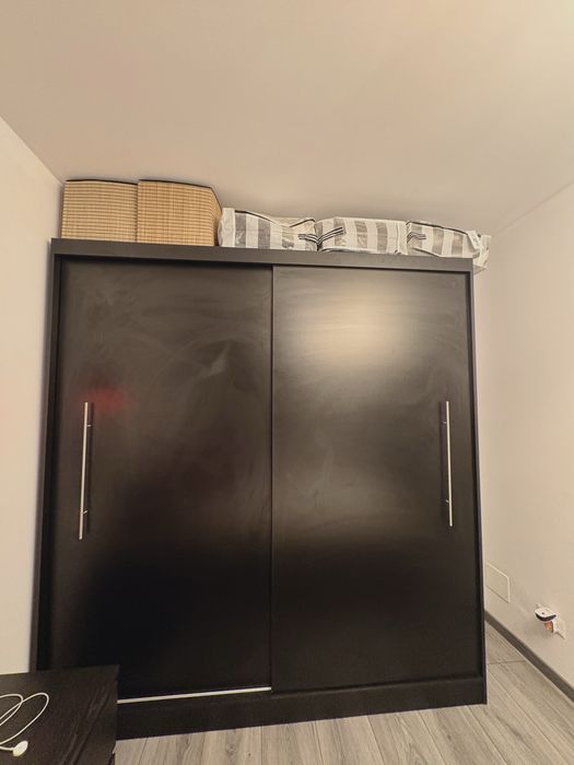 Dulap cu uși glisante- Modern și încapator
