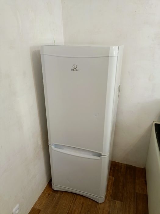 Неработающий холодильник Indesit. На запчасти/ремонт.
