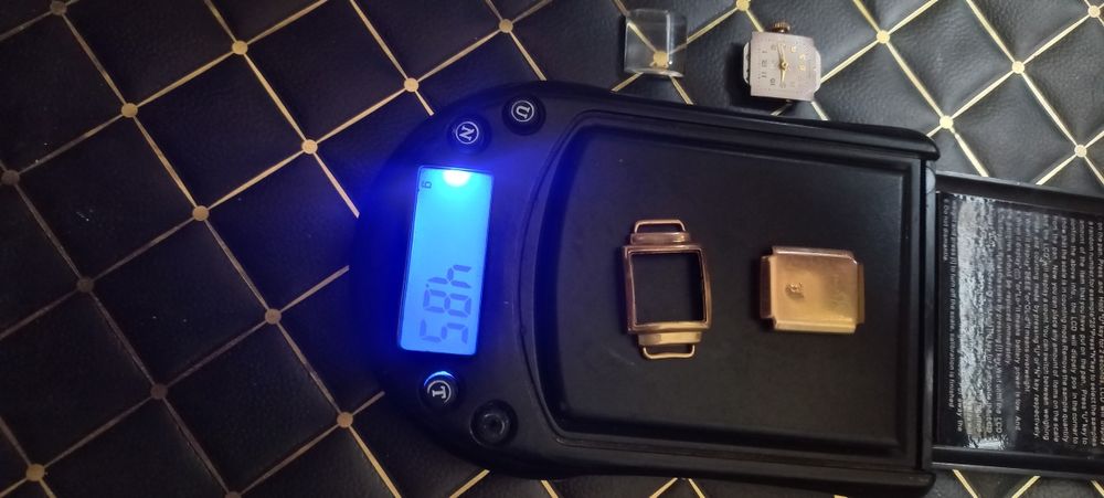 Женские золотые часы Заря