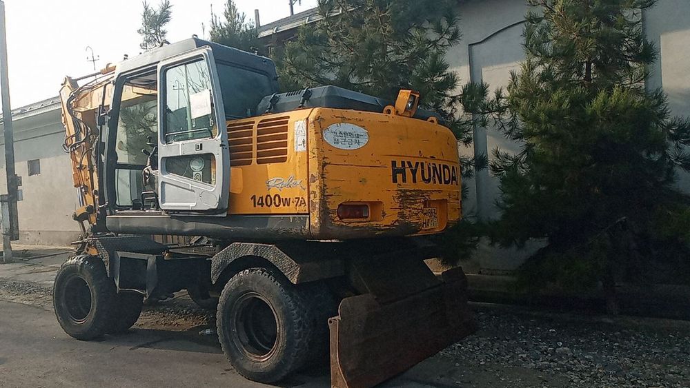 Srochni ekskovator sotiladi. 2009yil, holati aʼlo.