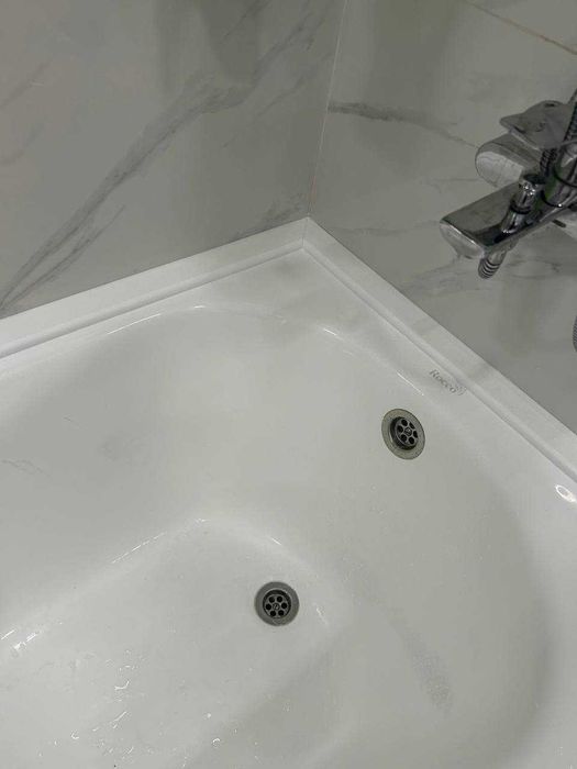 Перекрытие щелей и зазоров между ванной и кафелем пристеночный плинтус