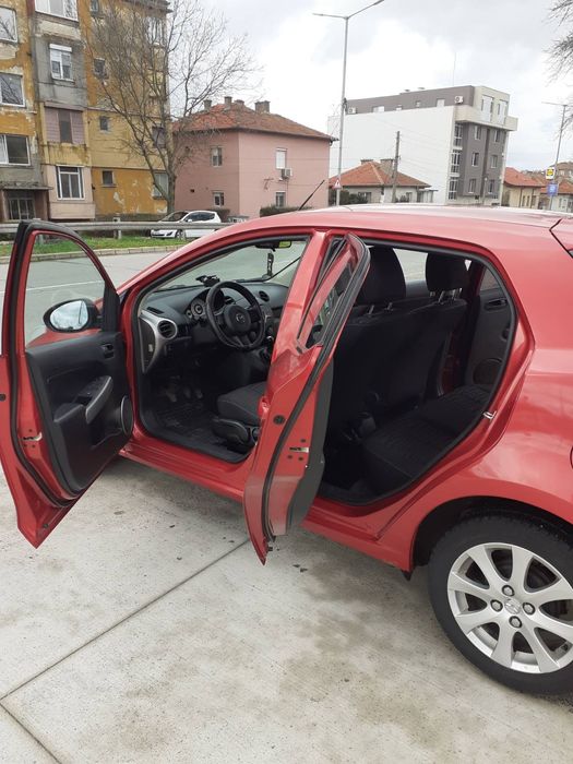 Лек автомобил Мазда2