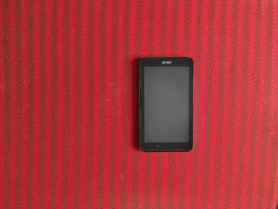 Tabletă ASUS cu slot micro SD Card și slot SIM