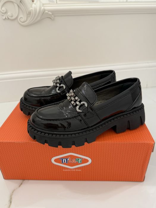 Продам туфли на девочку школьные межсезонные