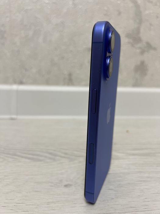 Продам айфон 16 128