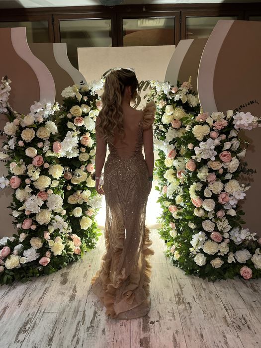 Елегантна бална рокля с бляскави камъни и гол гръб