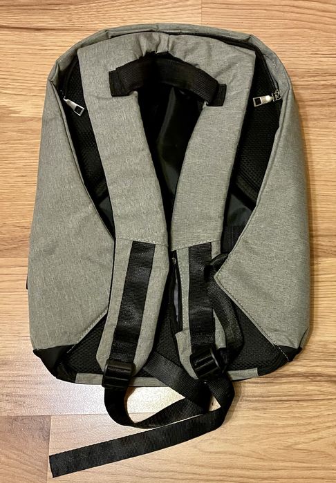 Сива модерна раница