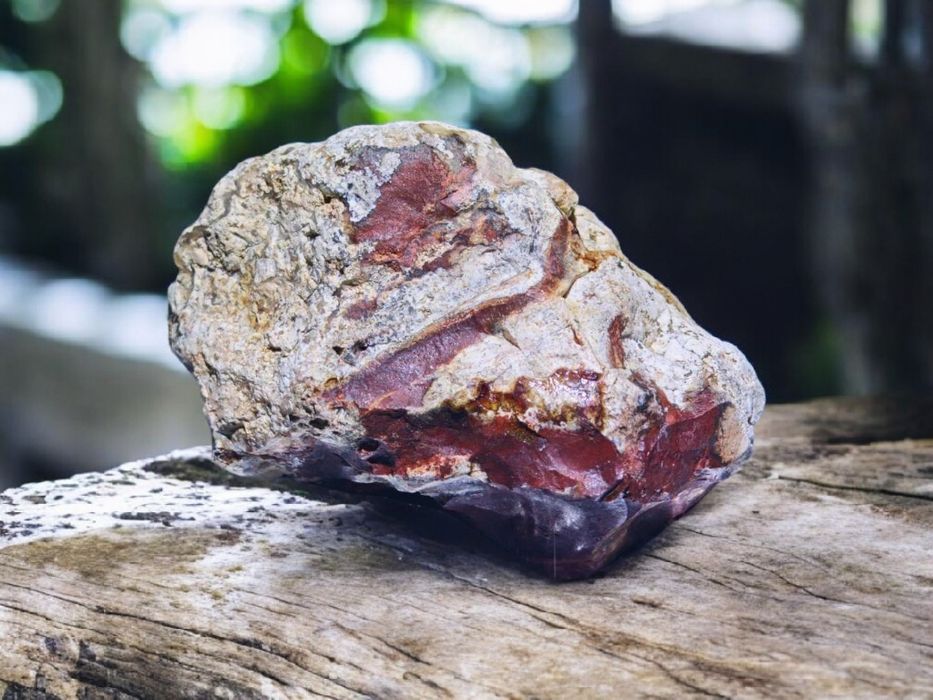 Рядък Червен Яспис от Маджарово – Страстен Камък за Колекционери
