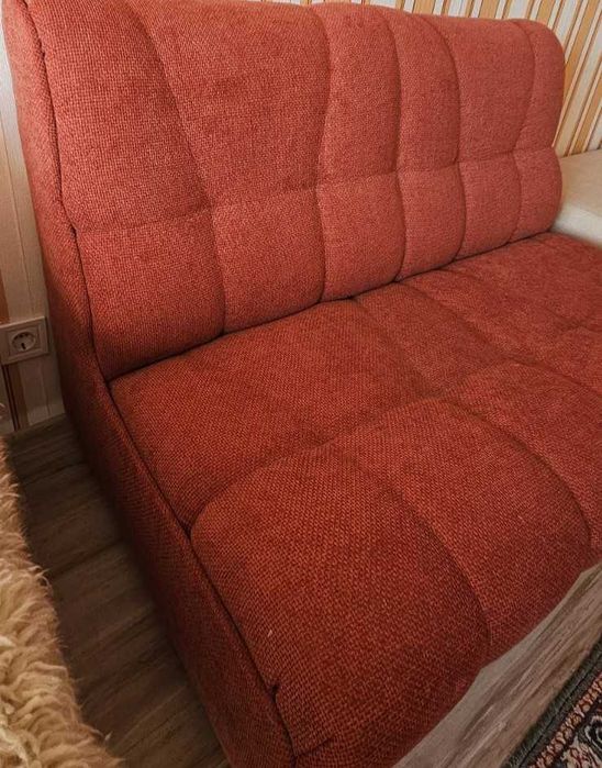 Двуместен диван, удобен за по-малки пространства.