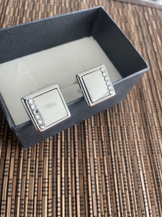 Butoni Corinne Bijouux, Men, noi