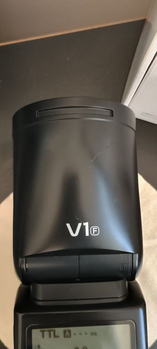 Светкавица Godox V1F