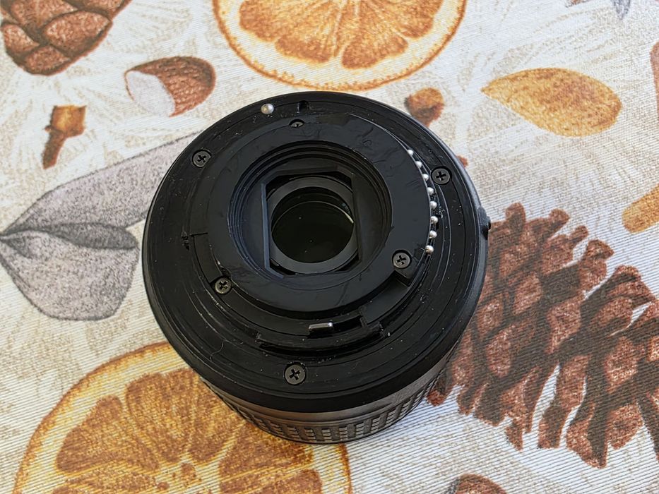 Vând nikon D3400  cu obiectiv de kit 18-55 mm