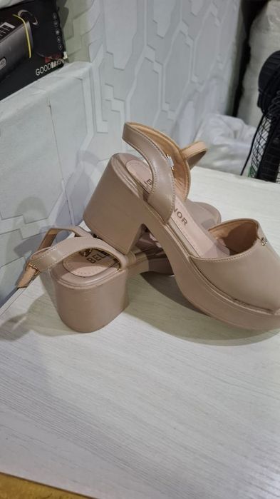 Продам босоножки