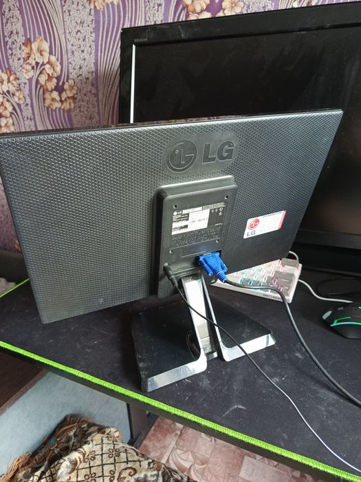 Монитор LG E1942