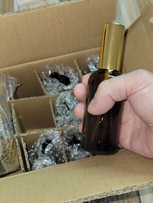 Продавам стъклени спрей шишенца,    100мл