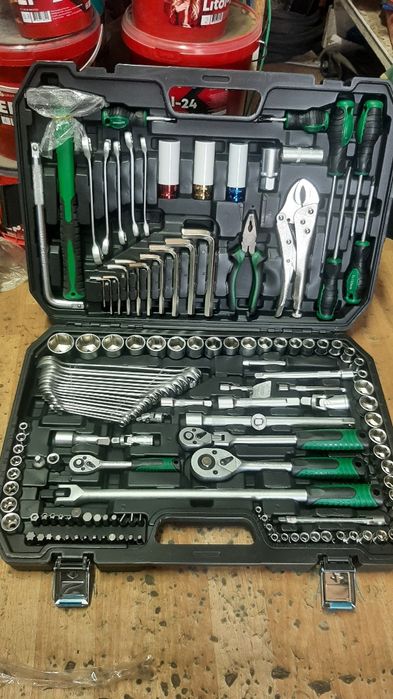 Набор ключей и инструментов 142+2-предмет