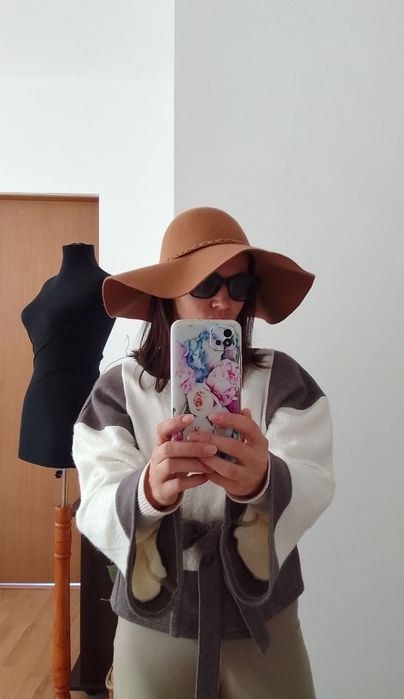 Дамска шапка с периферия 100% вълна