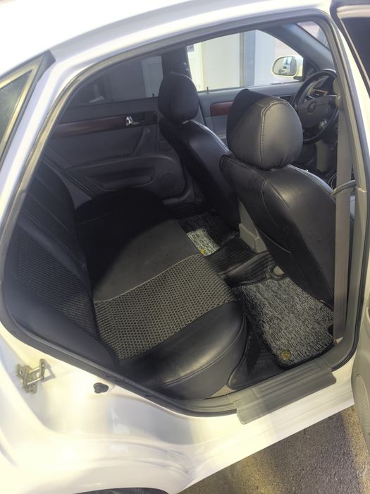 Lacetti 1.8 sotiladi