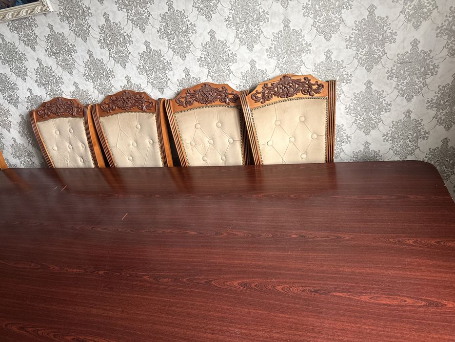 Стол со стульями