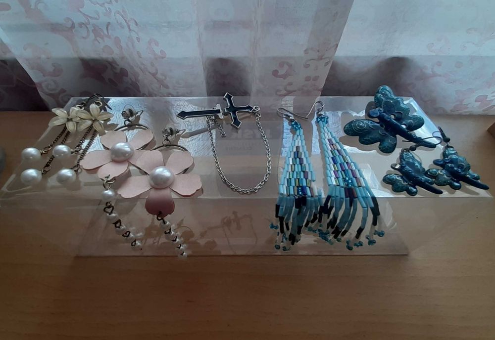 Бижута - Гривни, Обици, Гердани, Чокери, Диадема, Игли за коса