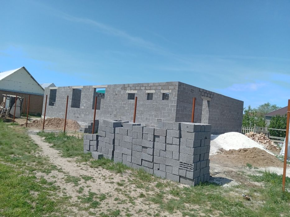 Каменщик кладка кирпича