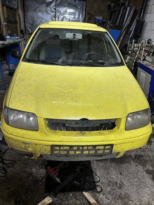 Vand la dezmembez volkswagen polo 1.4 benzina