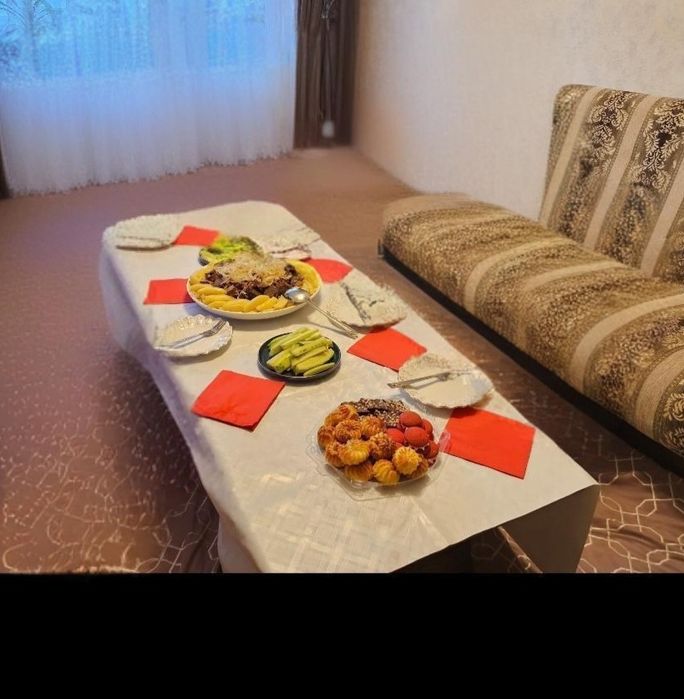 Продам стол 2 м + 6 стульев + журнальный столик