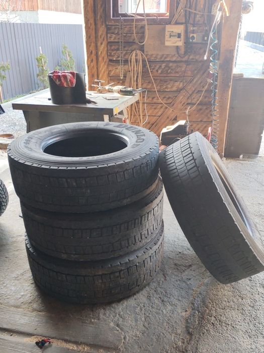 Vând 4 cauciucuri Dunlop stare buna .